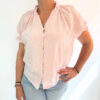 Camisa de vichy rosa con botones y bordados, manga corta y fruncido en los hombros