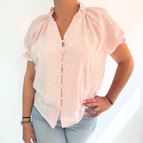 Camisa de vichy rosa con botones y bordados, manga corta y fruncido en los hombros