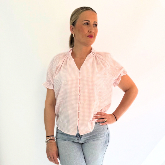Camisa de vichy rosa con botones y bordados, manga corta y fruncido en los hombros
