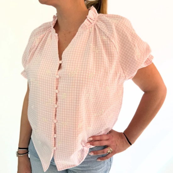 Camisa de vichy rosa con botones y bordados, manga corta y fruncido en los hombros