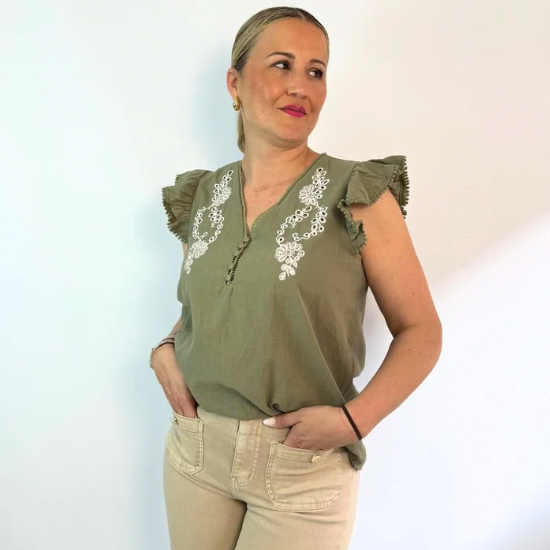 Camiseta Blanca con Mangas de Encaje | Estilo Sofisticado y Cómodo