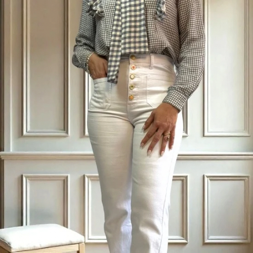 Pantalón vaquero blanco con botones de colores, ideal para un look moderno y original