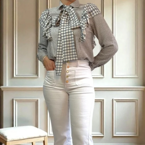 Pantalón vaquero blanco con botones de colores, ideal para un look moderno y original
