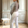 Pantalón vaquero blanco con botones de colores, ideal para un look moderno y original