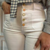 Pantalón vaquero blanco con botones de colores, ideal para un look moderno y original