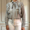 Pantalón vaquero blanco con botones de colores, ideal para un look moderno y original