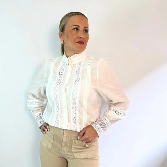Blusa blanca de encaje elegante para mujer.