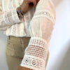 Blusa blanca de encaje elegante para mujer.
