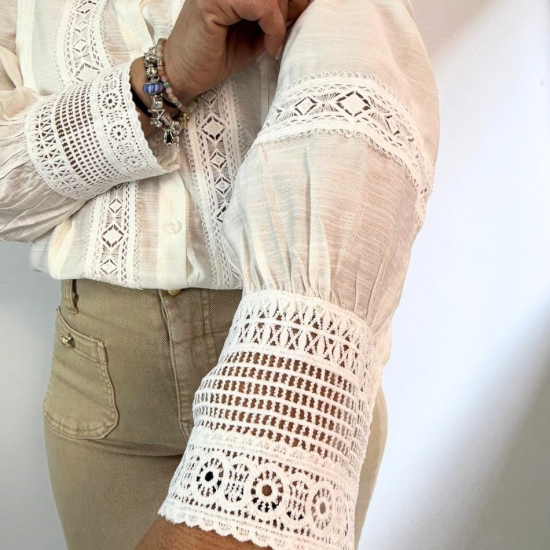 Blusa blanca de encaje elegante para mujer.