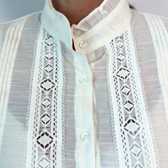 Blusa blanca de encaje elegante para mujer.