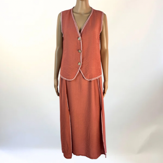 Conjunto de dos piezas en color coral terracota con chaleco sin mangas y falda larga. Diseño elegante y versátil, ideal para cualquier ocasión