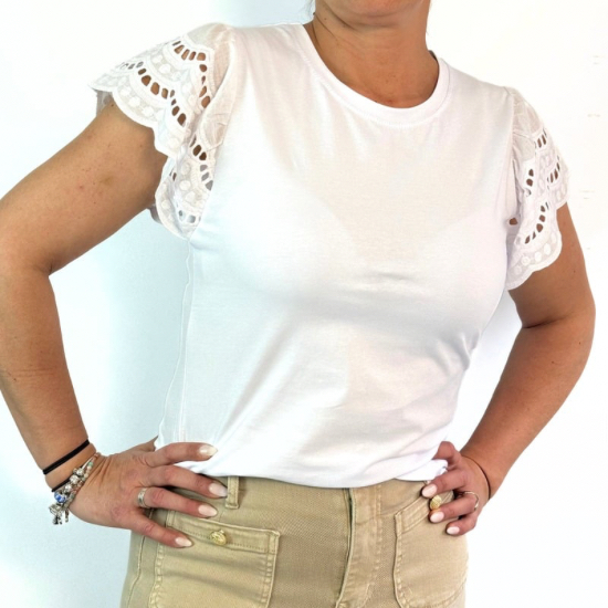 Camiseta blanca con mangas de encaje elegante para mujer.