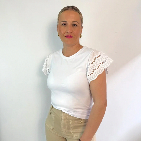 Camiseta blanca con mangas de encaje elegante para mujer.