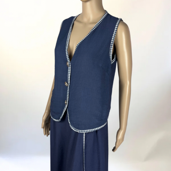 Conjunto de dos piezas en color azul con chaleco sin mangas y falda larga. Diseño cómodo y versátil, ideal para cualquier ocasión