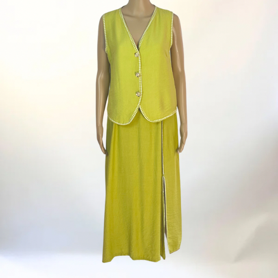Conjunto de dos piezas en color verde pistacho claro con chaleco sin mangas y falda larga. Diseño cómodo y versátil, ideal para cualquier ocasión.