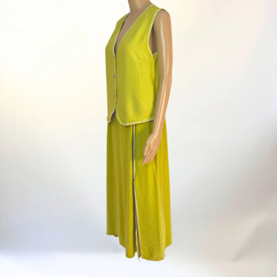 Conjunto de dos piezas en color verde pistacho claro con chaleco sin mangas y falda larga. Diseño cómodo y versátil, ideal para cualquier ocasión.