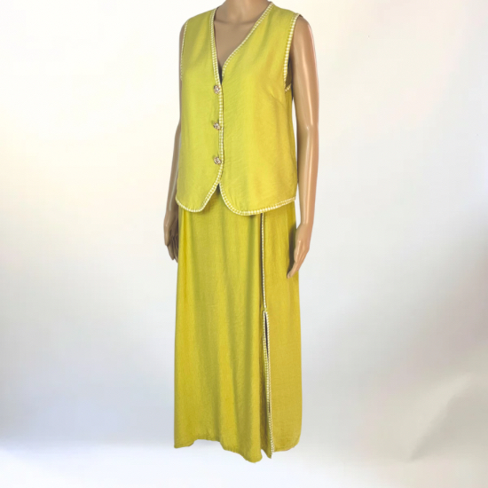 Conjunto de dos piezas en color verde pistacho claro con chaleco sin mangas y falda larga. Diseño cómodo y versátil, ideal para cualquier ocasión.