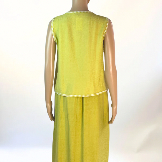 Conjunto de dos piezas en color verde pistacho claro con chaleco sin mangas y falda larga. Diseño cómodo y versátil, ideal para cualquier ocasión.