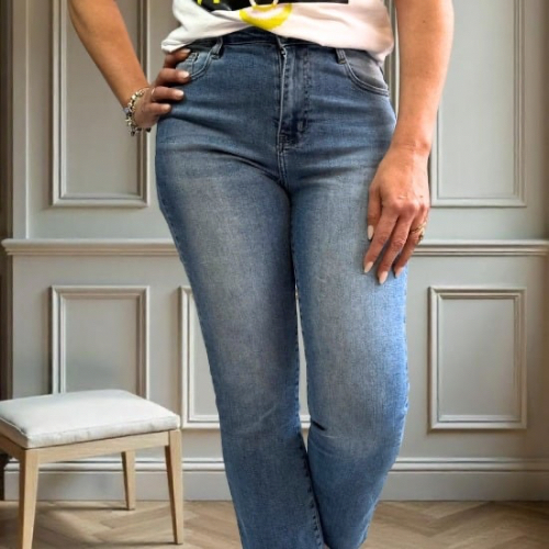 Pantalón vaquero azul claro ajustado, ideal para un look casual moderno y cómodo.