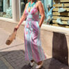 Conjunto en tonos pastel y flúor de la colección SS25 de Mar de Caprichos, con diseño fluido y estampado llamativo, ideal para looks veraniegos.