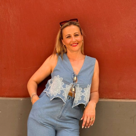 Conjunto vaquero elegante con bordado artesanal de la colección SS25 de Mar de Caprichos, en tejido vaquero fino, diseñado para realzar la figura y aportar un estilo sofisticado.