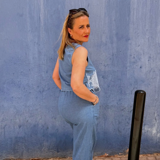 Conjunto vaquero elegante con bordado artesanal de la colección SS25 de Mar de Caprichos, en tejido vaquero fino, diseñado para realzar la figura y aportar un estilo sofisticado.