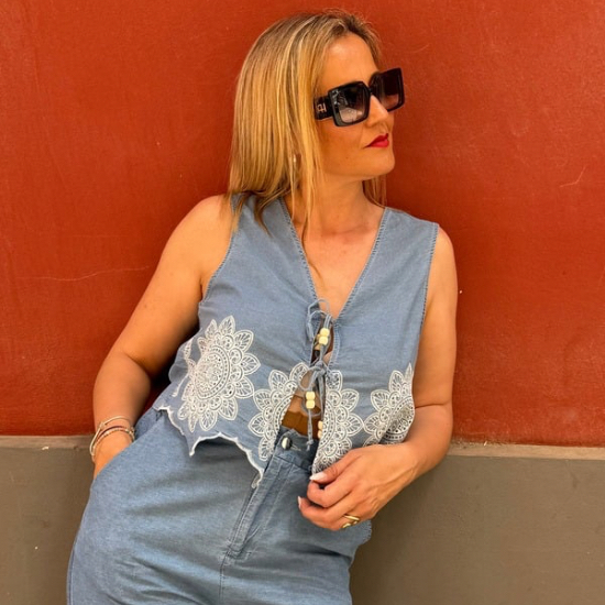 Conjunto vaquero elegante con bordado artesanal de la colección SS25 de Mar de Caprichos, en tejido vaquero fino, diseñado para realzar la figura y aportar un estilo sofisticado.