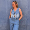 Conjunto vaquero elegante con bordado artesanal de la colección SS25 de Mar de Caprichos, en tejido vaquero fino, diseñado para realzar la figura y aportar un estilo sofisticado.