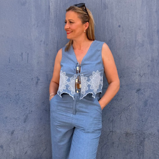 Conjunto vaquero elegante con bordado artesanal de la colección SS25 de Mar de Caprichos, en tejido vaquero fino, diseñado para realzar la figura y aportar un estilo sofisticado.