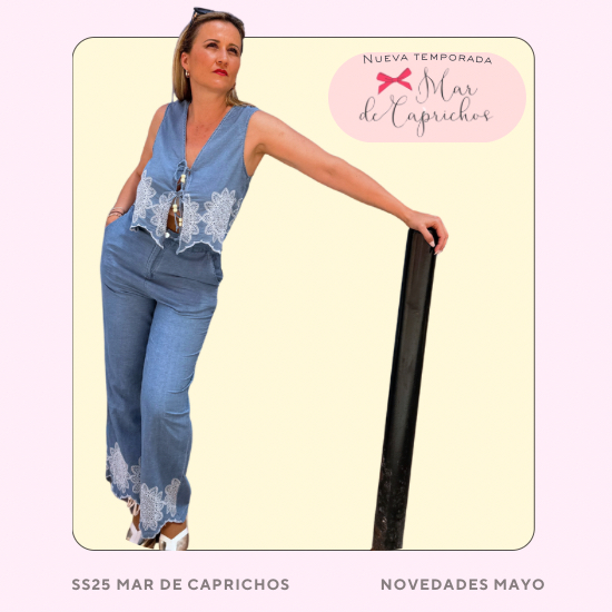 Conjunto vaquero elegante con bordado artesanal de la colección SS25 de Mar de Caprichos, en tejido vaquero fino, diseñado para realzar la figura y aportar un estilo sofisticado.