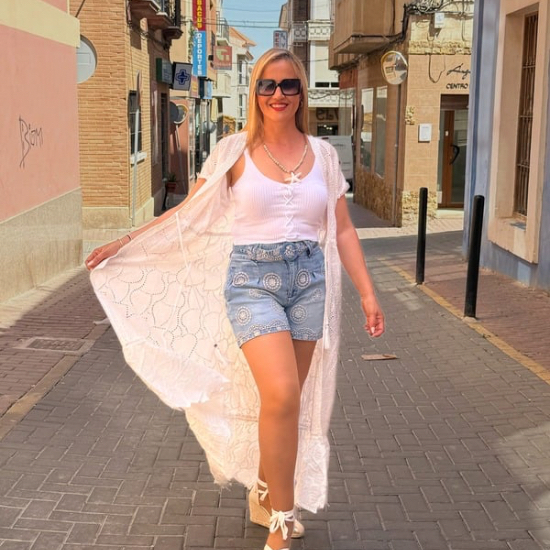 Kimono largo de encaje blanco de la colección SS25 de Mar de Caprichos, ideal para looks bohemios y veraniegos.