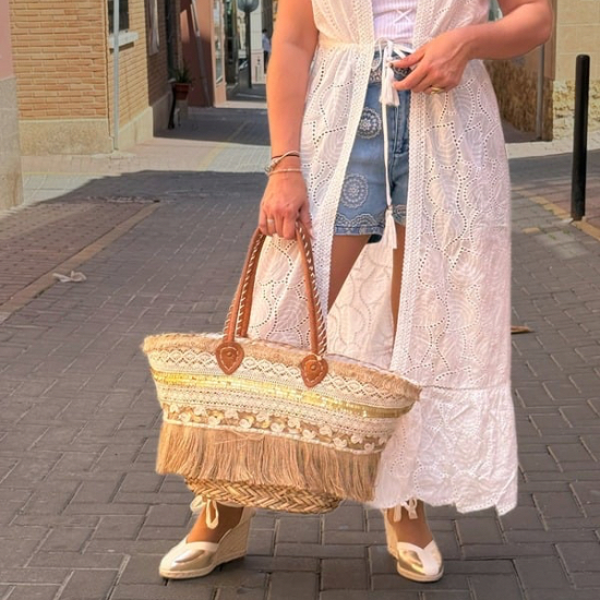 Kimono largo de encaje blanco de la colección SS25 de Mar de Caprichos, ideal para looks bohemios y veraniegos.