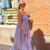 Vestido palabra de honor en tonos pastel y flúor de la colección SS25 de Mar de Caprichos, con diseño fluido y versátil.