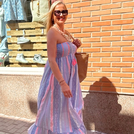 Vestido palabra de honor en tonos pastel y flúor de la colección SS25 de Mar de Caprichos, con diseño fluido y versátil.