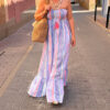 Vestido palabra de honor en tonos pastel y flúor de la colección SS25 de Mar de Caprichos, con diseño fluido y versátil.